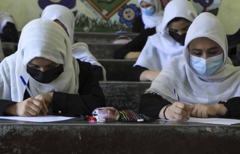 Regresan niñas a la escuela en Afganistán después de la toma del poder de los talibanes 