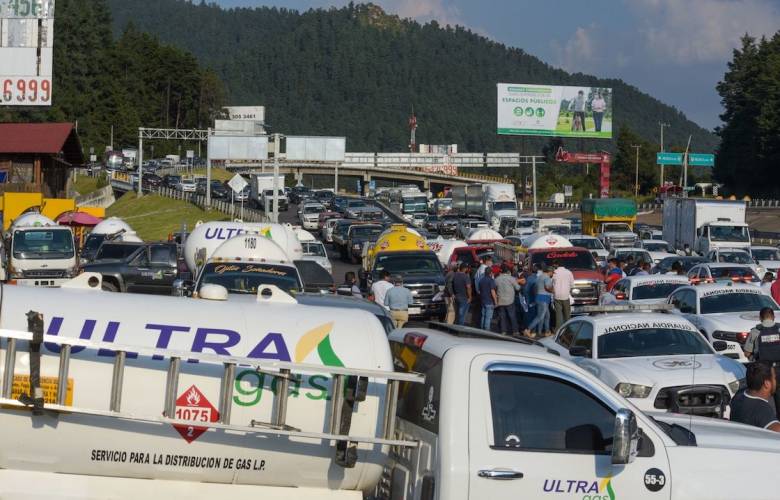 Gasero liberan la México- Pachuca tras ocho horas de bloqueo