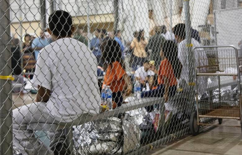 Examina EU pagar miles de dólares a familias migrantes que fueron separadas con Trump