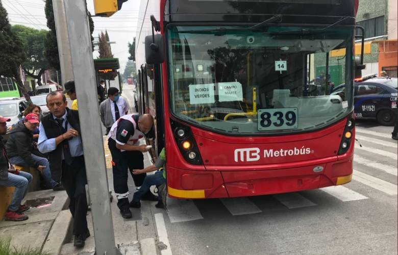 Unidad de Metrobús choca con un auto particular en el Eje 4 Sur; 7 lesionados
