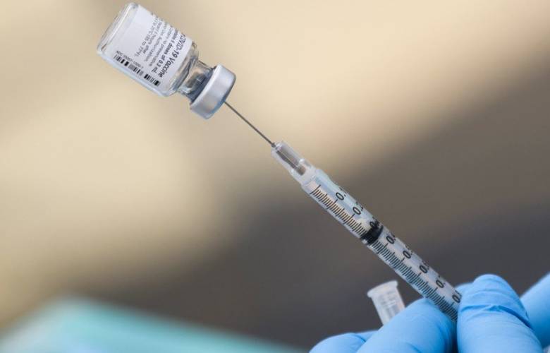 Anuncia Pfizer vacuna contra COVID es segura para menores de edad 