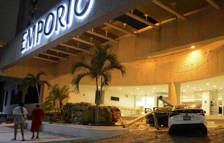 Cerradas carreteras Maxitunel, Macrotúnel y el aeropuerto de Acapulco tras el sismo  