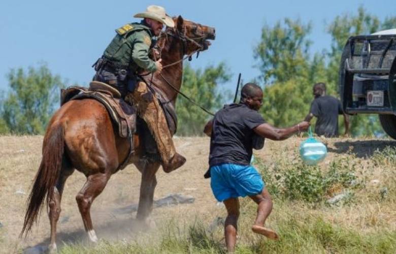 Persecución a migrantes haitianos por agentes de la patrulla fronteriza montados a caballo