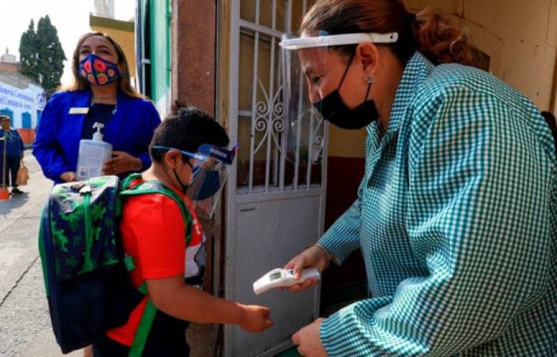 Polémica entre padres de familia por regreso a clases presenciales. 