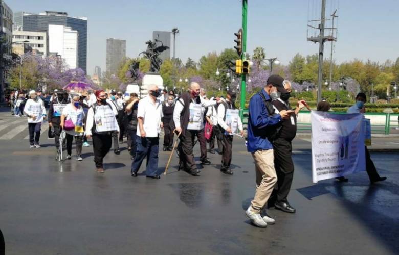 Abuelitos empacadores siguen sin trabajo; protestan en Palacio Nacional