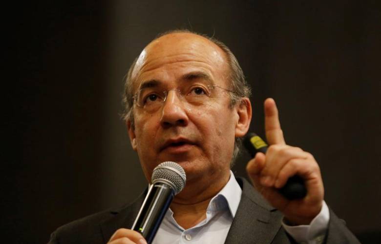 Felipe Calderón da positivo por COVID-19 y recibe ayuda hospitalaria. 
