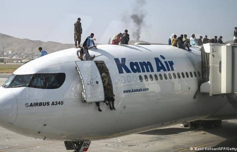 Afganos intentan huir de su país y cuelgan de avión sin importar si caen 