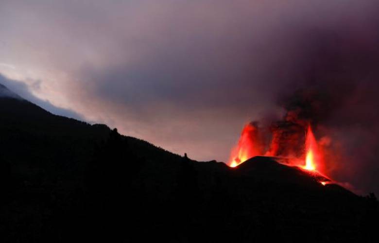 Volcán de La Palma provoca colapso parcial del cono por intensa actividad
