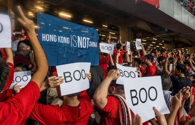 Hong Kong: masivo repudio al himno chino en un centro comercial durante los Juegos Olímpicos enfureció al régimen y la policía arrestó a un manifestante