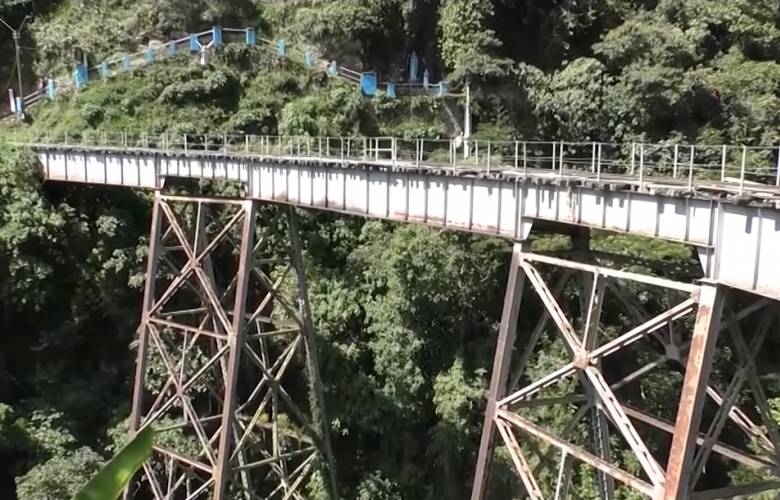 Tras confundir señal del instructor, muere jovencita al saltar de bungee sin cuerda