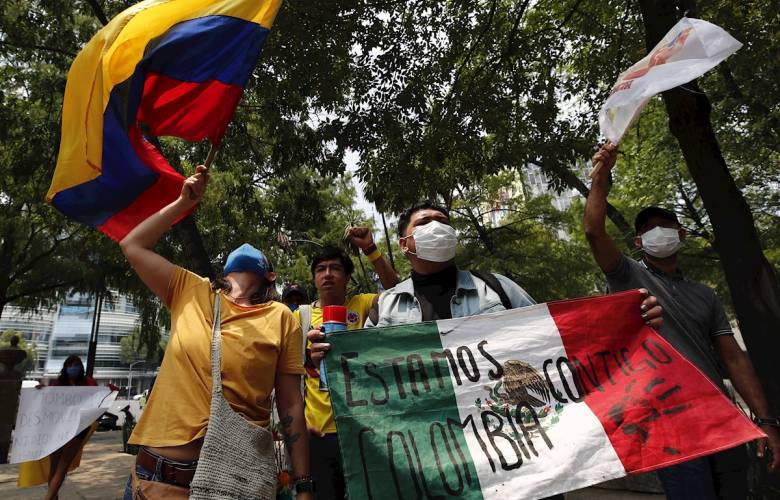 Manifestantes protestan en la Embajada de Colombia en México contra la represión