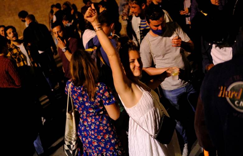 En España celebran fin del estado de alarma por COVID-19