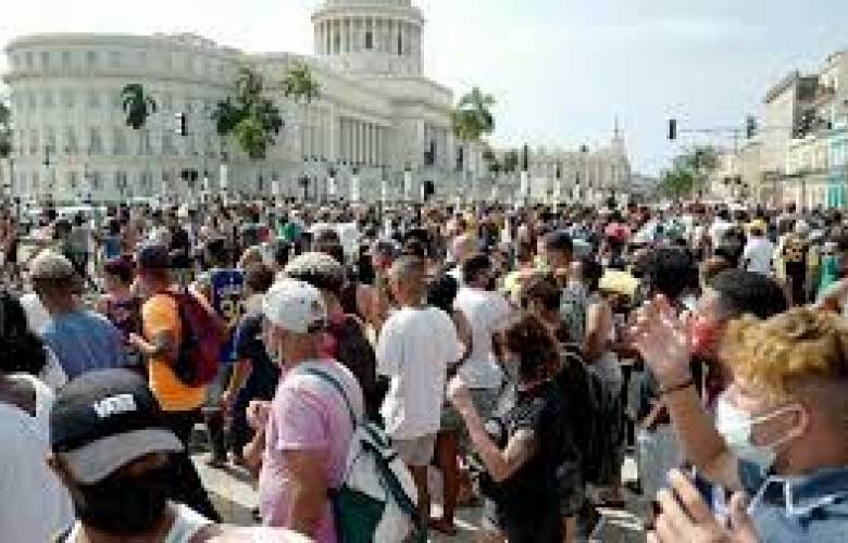 Cubanos protestan contra el gobierno, demandan libertad y piden ayuda