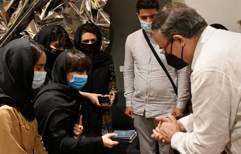 Jóvenes afganas llegan a México tras solicitar ayuda para salir de su país.