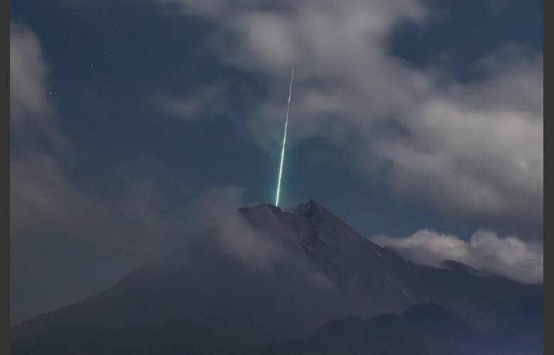 Meteoro impacta e un volcán activo en Indonesia 