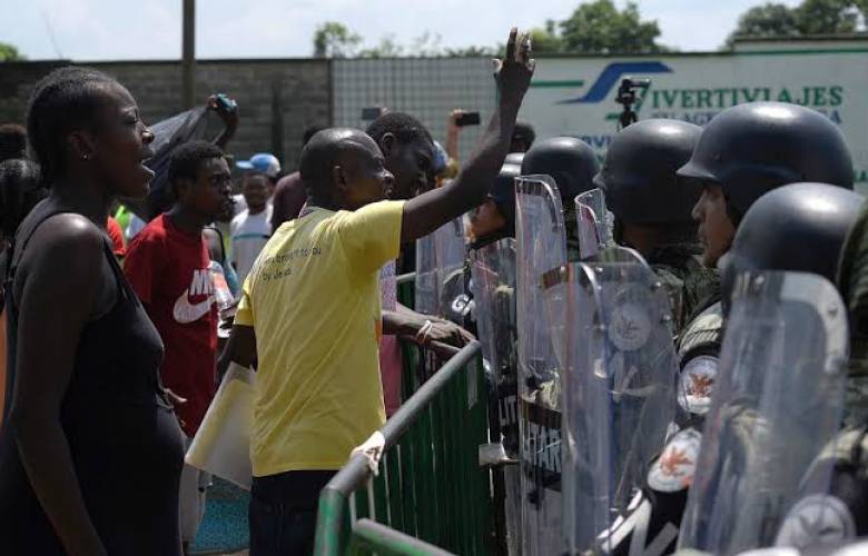 Agentes de seguridad y migrantes se enfrentan en Chiapas, ONU condena violencia. 