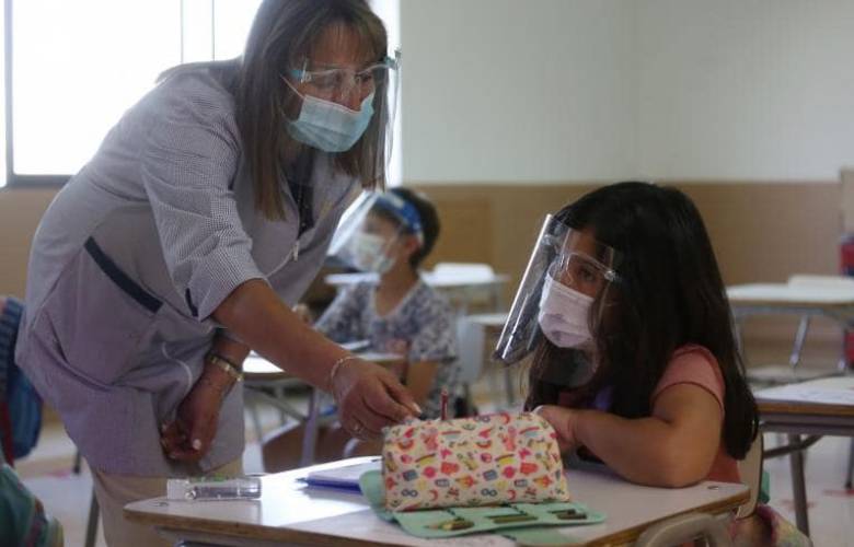 Docentes recibirán dosis de refuerzo de la vacuna Moderna contra el COVID-19