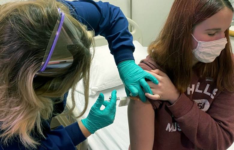 Decidirá Cofepris la aplicación de vacuna Pfizer en adolescentes 