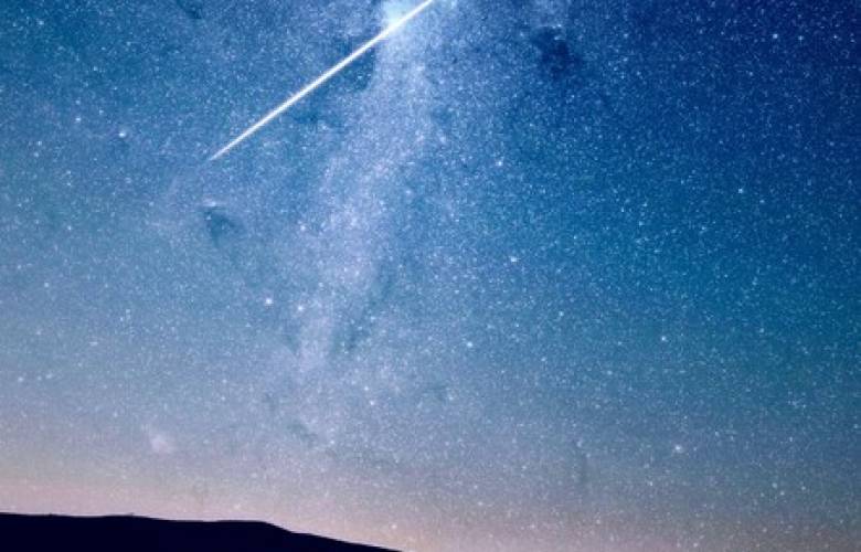 Francia es iluminado por un meteoro y es captado en un video 