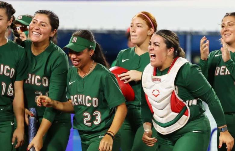 Apoyan castigo a mexicanas que tiraron uniforme a la basura. 
