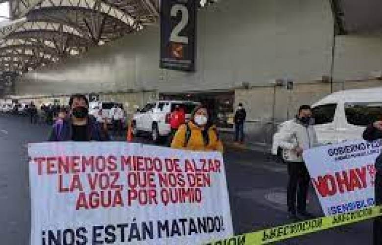 Papás de niños con cáncer bloquean accesos del AICM; amagan con cierres cada martes