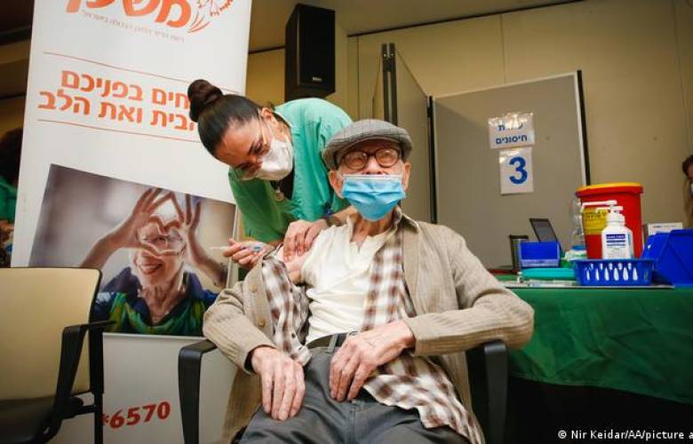 Israel comenzó a aplicar la tercera dosis contra el COVID-19 a los mayores de 60 años