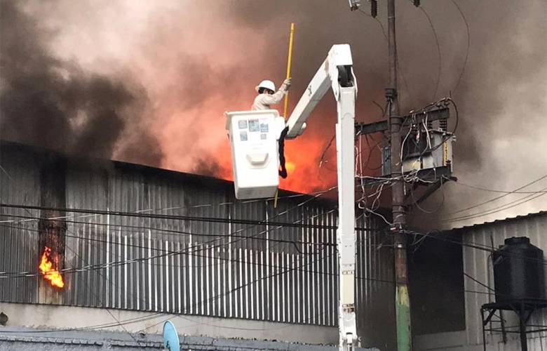Por incendio suman 500 evacuados en BJ, CFE corta energía eléctrica 