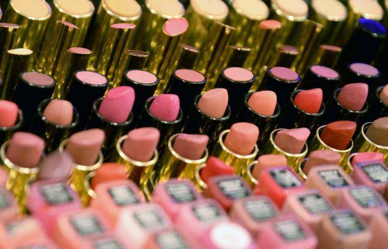 Cosméticos vendidos en Estados Unidos y Canadá contienen compuestos tóxicos 