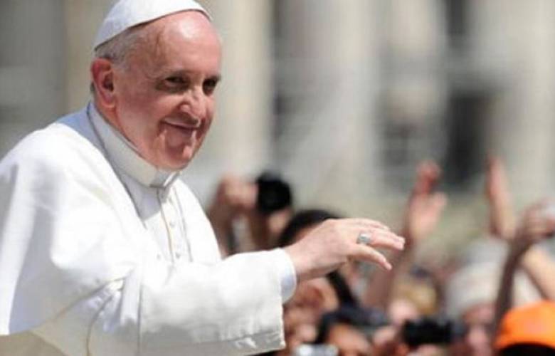 Operaron al papa Francisco con éxito