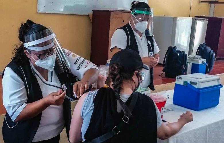 Preparan vacunas contra Covid para maestros en cinco estados