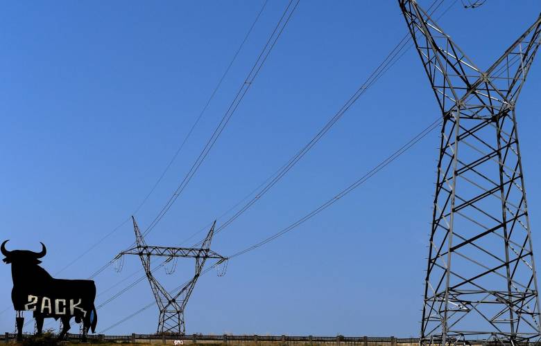 Hombre lanza en España una piedra a la compañía de luz por altos precios  