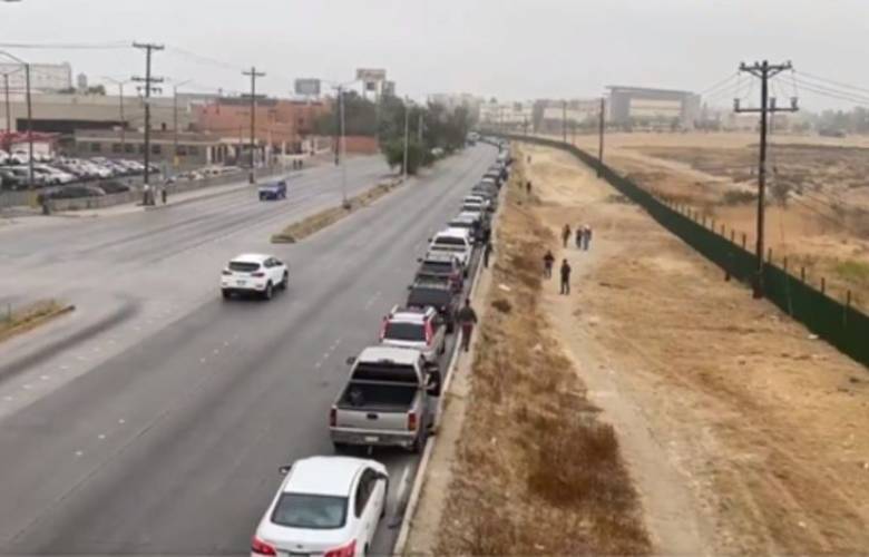 Vacunación en Tijuana genera filas de hasta mil carros