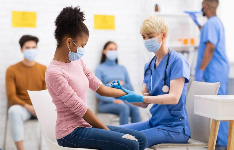 Autorización de vacunas para adolescentes podría esquivar asesoría por tomar mucho tiempo