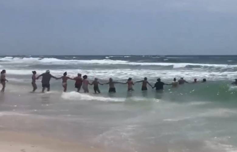¡La unión hace la fuerza! Cadena humana salva a mujer de morir ahogada en playa de Florida
