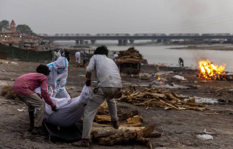 Cadáveres de Covid son arrojados al río Ganges en la India