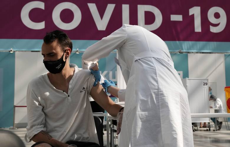 Disminuye el numero de muertes y casos de COVID_19 en el mundo 