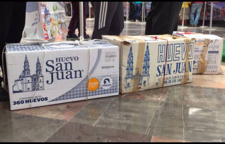 Prohíbe línea de autobuses usar cajas de huevo como maleta 