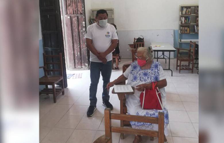 Abuelita de 71 años logra terminar la primaria en Yucatán y se vuelve viral