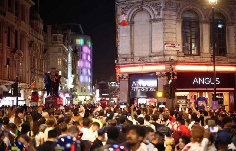Júbilo en Inglaterra, salen a las calles sin miedo al Covid