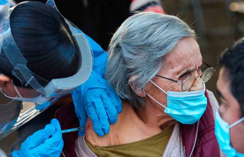 México analiza aplicar tercera dosis de vacuna covid a adultos mayores 
