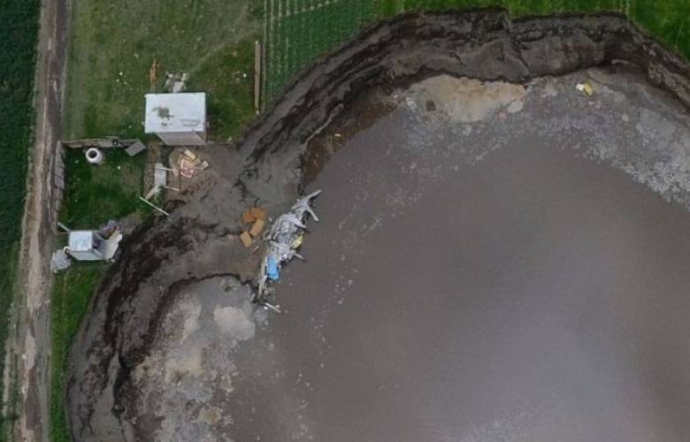 Socavón colapsa casa en la comunidad de Zacatepec, Puebla