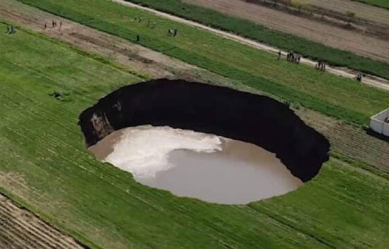 Increíble vista del socavón de 70 metros que apareció en Puebla