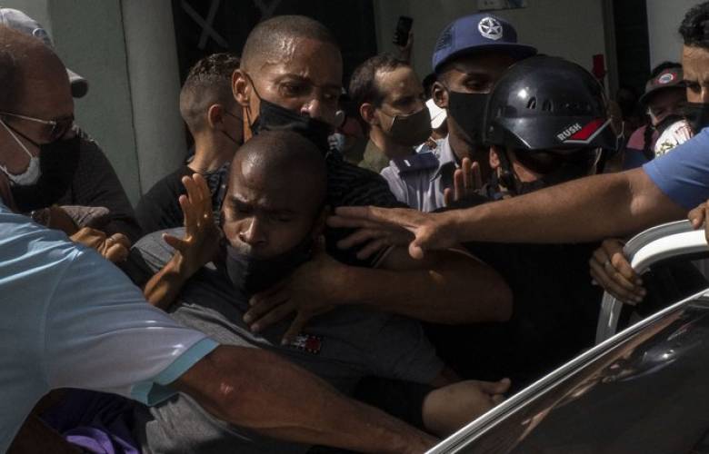 Con videos muestran la brutal represión policial en Cuba