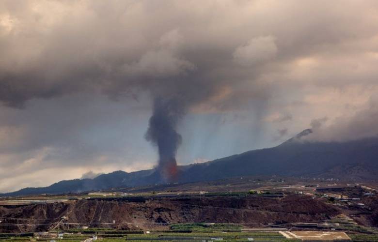 Continúa registrando explosiones el volcán La palma en España 