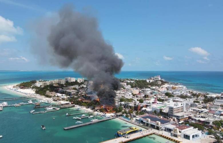 Se registra fuerte incendio en Isla Mujeres