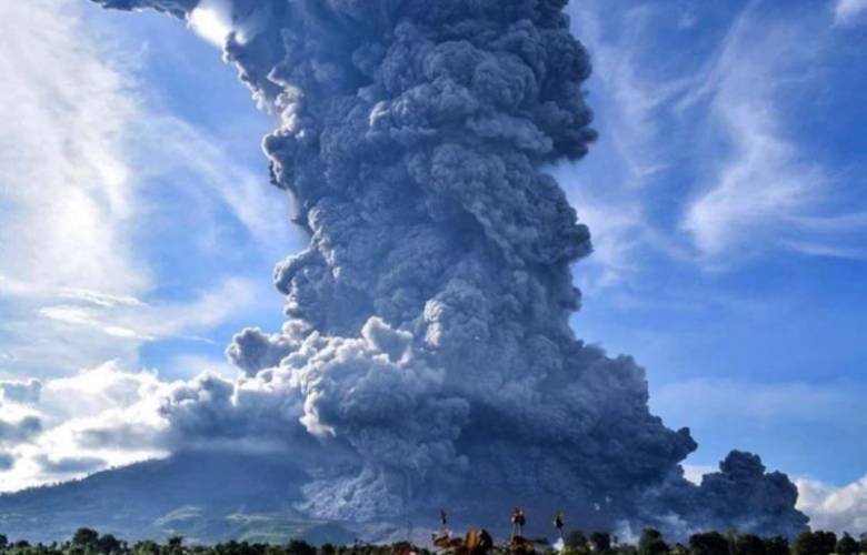 En Indonesia entra en erupción el volcán Sinabung
