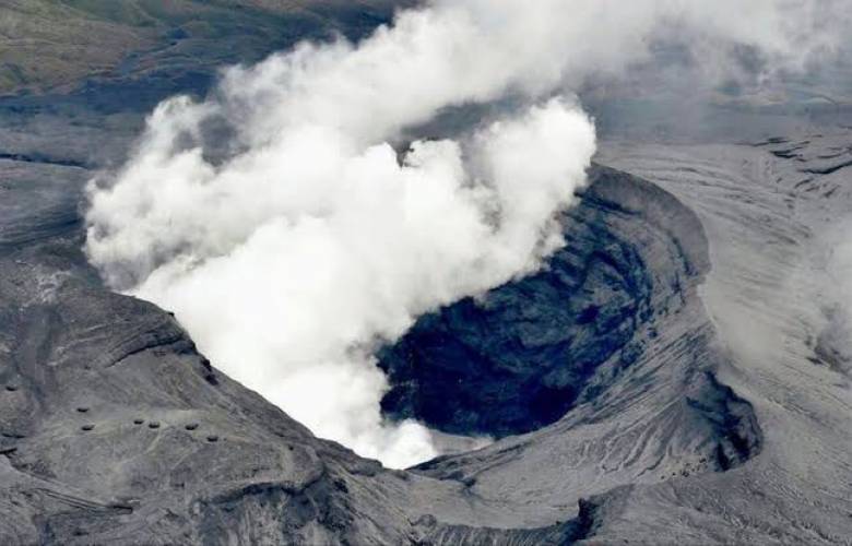 Hace erupción volcán ASO en Japón provocando alerta 