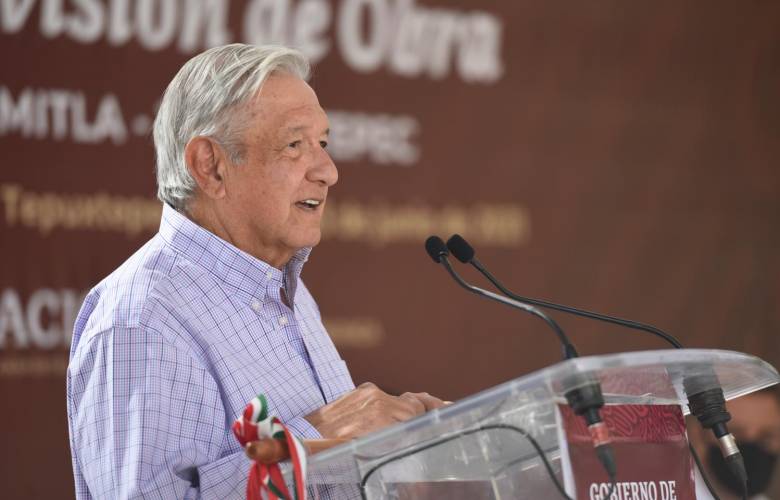 Hombre interrumpe discurso de AMLO, denuncia falta de pagos