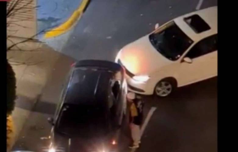 CDMX: Conductor enojado golpea un taxi que estorbaba su entrada
