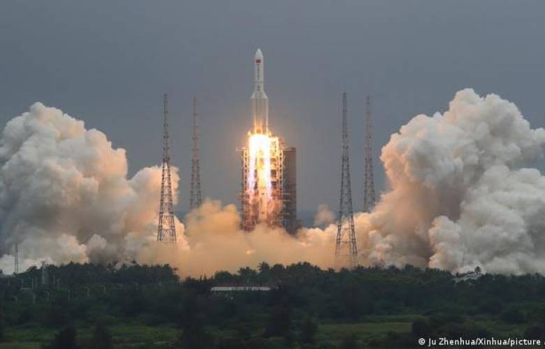 Lanza China su primer cohete tripulado